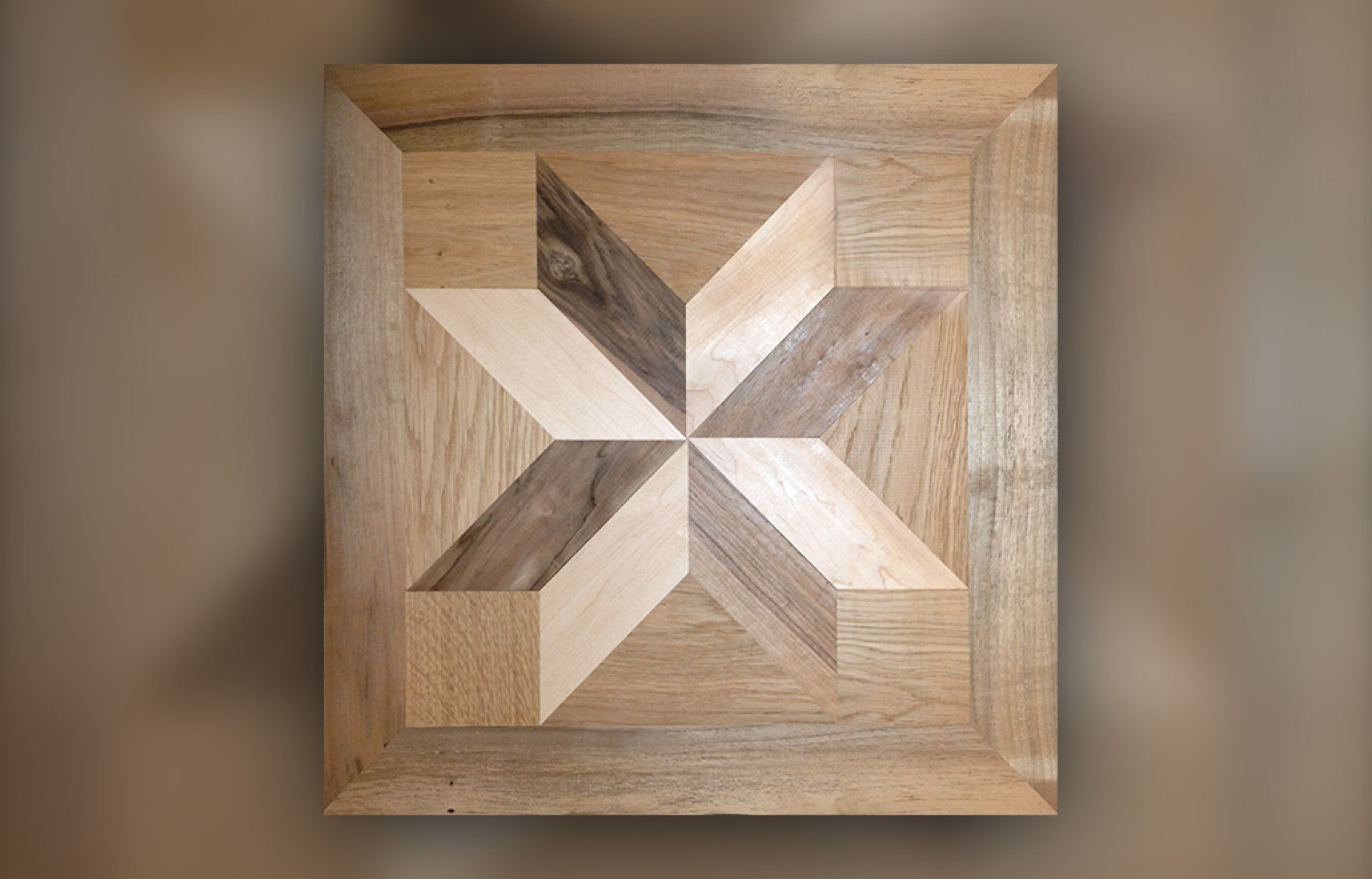 Panneau-sur-mesure : Etoile en chêne, érable et noyer