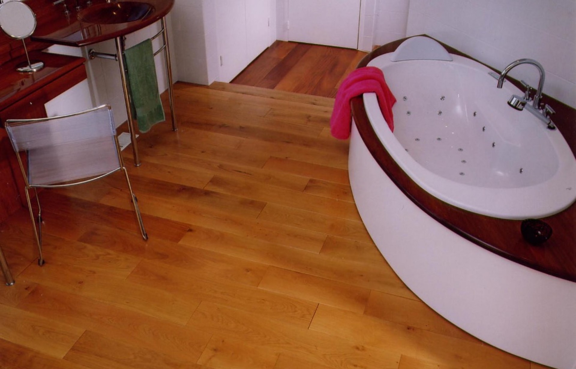 Parquet Lame droite massif traditionnel avec chanfrein (14 mm)