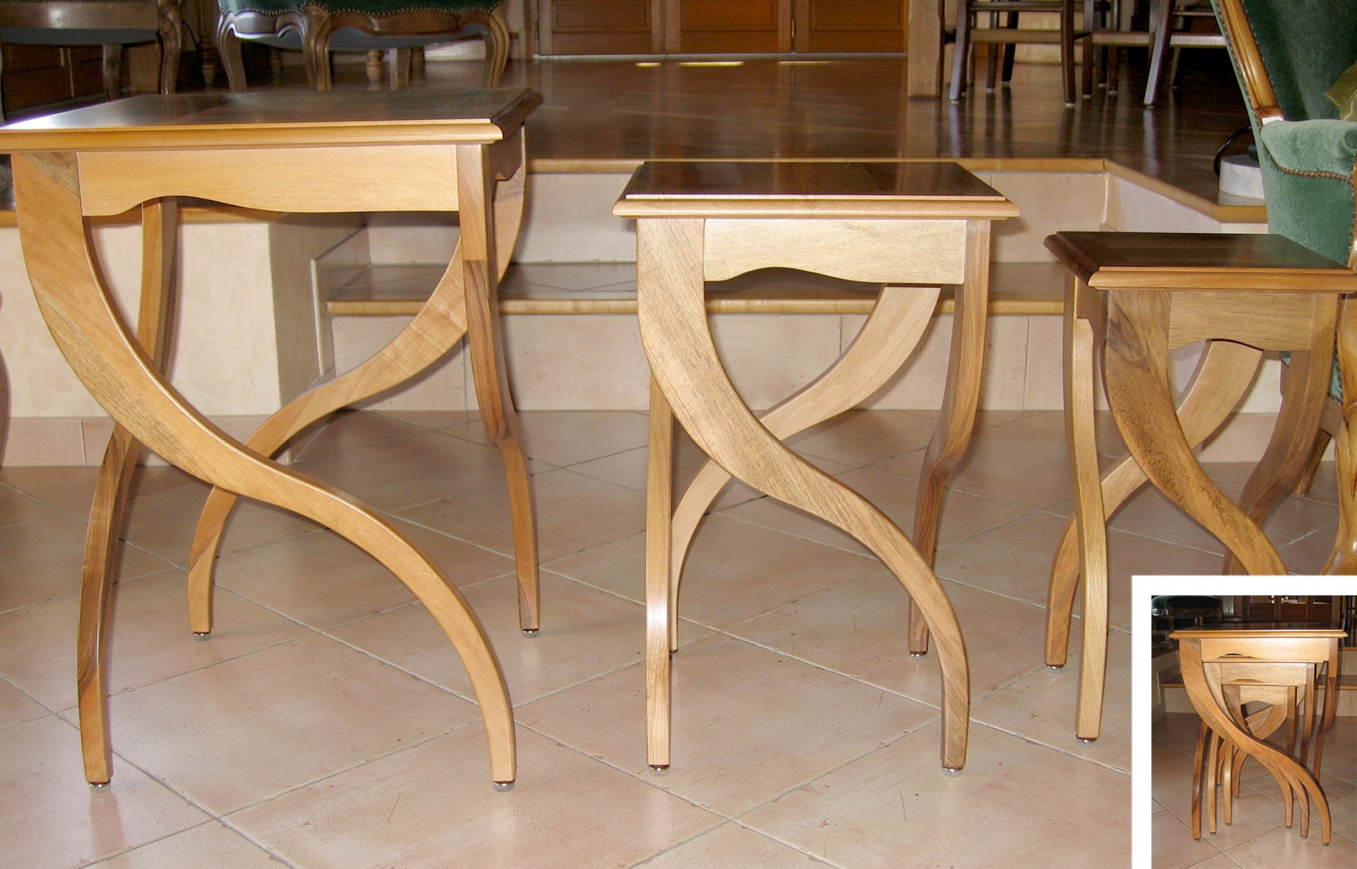 Table Gigogne sur mesure en Noyer